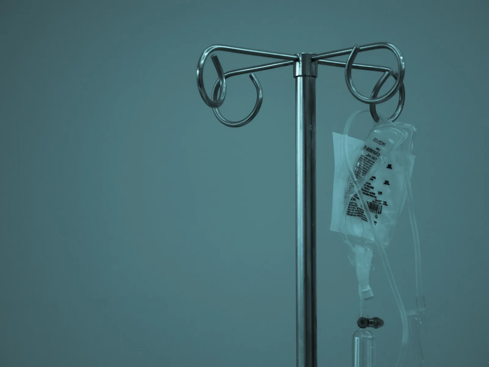 Bolsa de suero montada en un atril, lista para una sesión de sueroterapia